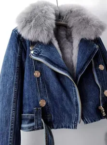 Korte denim jas met zachte pluche bontkraag, warme voering en stijlvolle gouden knopen.