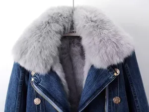Korte denim jas voor vrouwen met grijze nepbontkraag en warme pluche voering winterjas.
