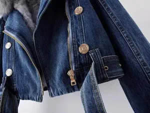 Detailweergave van dames denim jas met gouden knopjes, ritssluiting en zachte bontkraag.
