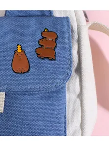 Nahaufnahme von niedlichen Wasserschwein Emaille Pins, kreatives Rucksack Zubehör.