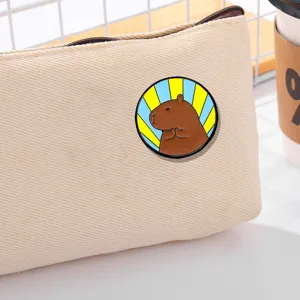 Süße Wasserschwein Emaille Brosche Pin auf beige Stiftemappe, stylische Cartoon Tier Schultasche.