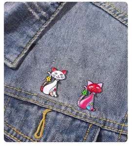 Mignonne broche chat en émail dessin animé accessoires de mode pour veste en jean badge de revers.