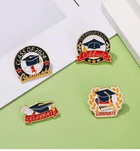 Set de broches en email de graduation avec des motifs de chapeau et diplome 2024.