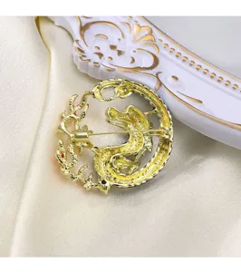 Nahaufnahme der chinesischen Drachen Brosche Rückseite, exquisites goldenes Schmuckstück.