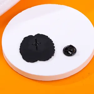 Creatieve zwarte emaille broche achterkant met veilige metalen sluiting en speld ontwerp.