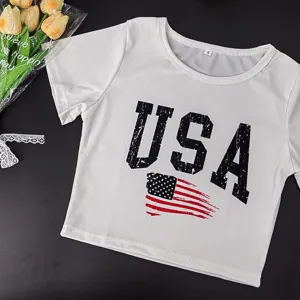 Weißes Rippstrick-Oberteil mit USA-Flaggen-Grafik, lässiges Kurzarm-Rundhals-Streetwear-Shirt.