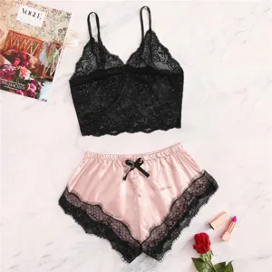 Sexy schwarzes Spitzen-Kamisole und rosa Satinhorts Pyjama-Set für Damen, bequeme Nachtwäsche.