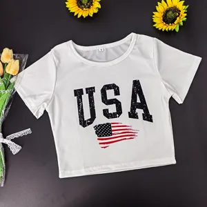 Detailansicht des weißen gerippten Kurzarmshirts mit USA Print und schönen Sonnenblumen Requisiten.