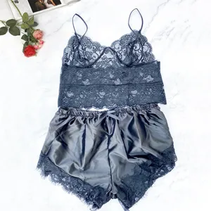 Detailansicht des dunkelgrauen Spitzen-Tops und Satinhosen-Pyjamas mit Blumenmuster.