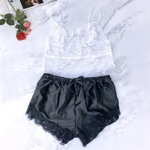 Weißes Spitzen-Cami und schwarze Satinshorts Detail, elegante Nachtwäsche zweiteilig Set