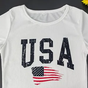 Weißes geripptes Kurzarm-T-Shirt mit auffälligem USA-Text und amerikanischem Flaggen-Print.