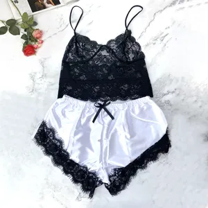 Sexuelles schwarzes Spitzen-Top und weiße Satin-Shorts Damen Nachtwäsche zweiteilig.
