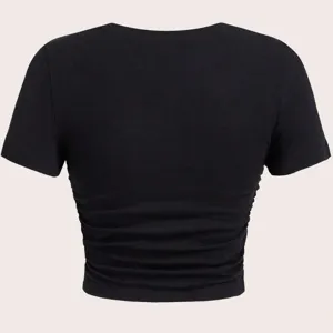 Schwarzes Kurzarm-Crop-Top Detail, stilvolles Design mit Raffung an der Seite.
