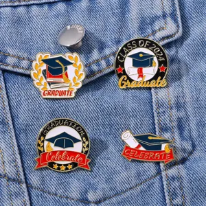 Broche Originale Saison des Diplômes Alliage de Zinc Émail Goutte Insigne Toque Certificat Lettres Décoration Sac à Dos Bijoux Accessoire pour Fête
