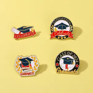 Ensemble de broches en émail de remise des diplômes avec chapeau et lettrage.