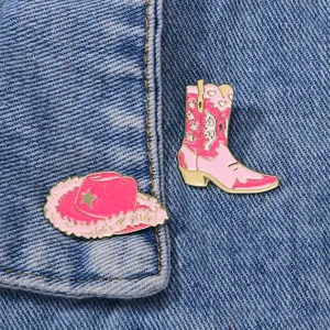 Set di spille con cappello da cowboy e stivali in smalto rosa, grazioso badge in lega
