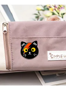 Spilla smaltata gatto nero con fulmine, simpatica spilla cartoon decorativa per vestiti o borse.