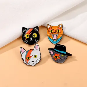 Spilla in Lega Smaltata a Forma di Gatto Animato Carino Ispirata a David Bowie Trucco a Fulmine Distintivo di Gatto per Vestiti Zaino Arredo Spilla Base con Trama Geometrica Regalo Gioielli Unisex