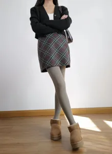 Vista dettagliata di collant in pile spesso e a costine per un look invernale caldo e chic.