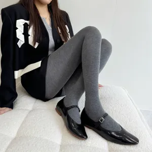 Vue détaillée de collants en laine grise avec texture douce et coupe confortable.