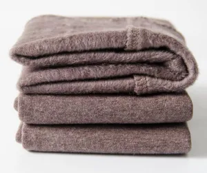 Vista detallada de medias térmicas de felpa para mujeres en color marrón para el invierno.
