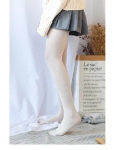 Primer plano detallado de medias de invierno blanco lácte fleece, textura suave y abrigada.