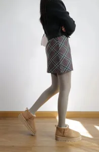 Collant a coste in maglia per donna, comodi collant termici a vita alta color avena.
