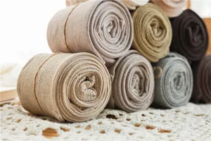 Gros plan détaillé de leggings d'hiver côtelés en coton roulés, doux et de plusieurs coloris.