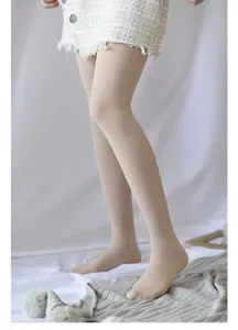 Vista detallada de medias térmicas gruesas forradas de canalé blanco para mujer en invierno.