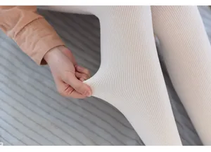 Primer plano detallado de medias térmicas acanaladas gruesas con buena elasticidad.