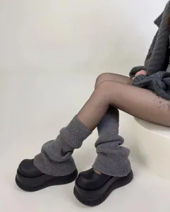 Scaldamuscoli in maglia dettaglio, morbida consistenza, elegante accessorio invernale.