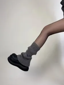Ghette di maglia grigie da donna calzini invernali slouch stile giapponese moda casual.
