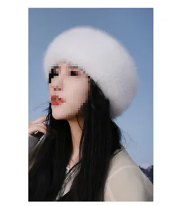 Gedetailleerd overzicht van de dikke pluche faux fur wintermuts, zachte textuur en warme pasvorm.