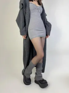 Dettaglio di scaldamuscoli in maglia, accessorio accogliente autunno inverno per look casual.