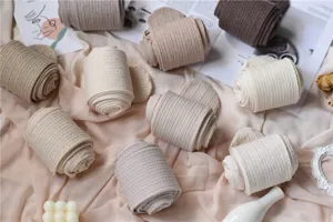 Medias de invierno gruesas para mujer en colores crema y avena, leggings cálidos.