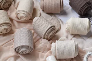 Medias gruesas de punto de ochos acogedoras en colores crema y avena neutros invierno.