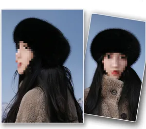 Detailopname van de pluche zwarte imitatiebont wintermuts, zacht en warm gedragen door model.