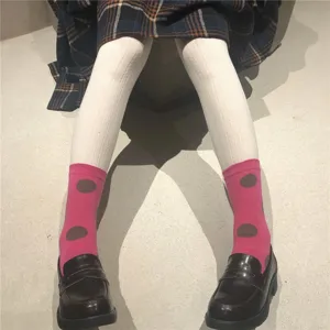 Medias blancas de punto trenzado estilo japonés con calcetines rosas y zapatos oscuros.