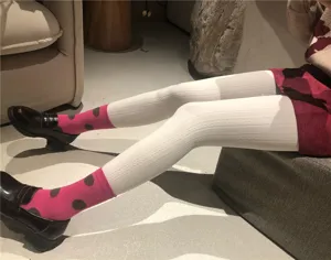 Medias de mujer color crema gruesas y calientes de invierno con patron para uso diario.