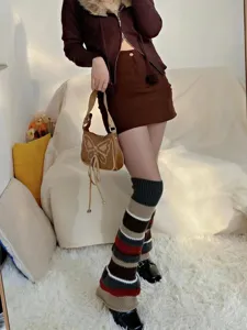 Detailansicht der Herbst Winter gestreiften Strick Beinwärmer, farbblockierte Schlaghose Design.