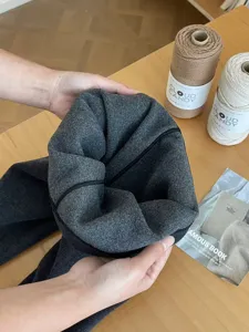 Vista detallada de los leggings térmicos con forro polar grueso para el invierno frío.