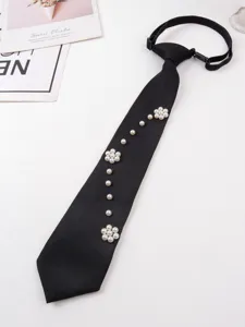 Cravatta JK di perle fatta a mano, accessorio per camicia nera preannodato per foto.