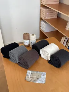 Detalle de medias térmicas de invierno forradas con textura de tela suave y varios colores.