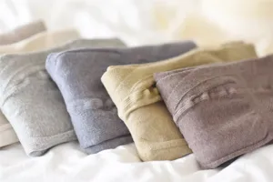 Vue détaillée de collants en coton côtelé de différentes couleurs avec une texture douce.