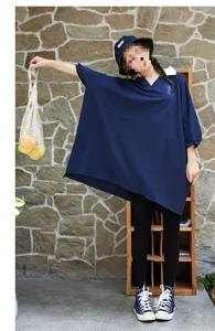 Detalle de medias negras cálidas para mujer combinadas con un atuendo casual de otoño acogedor.