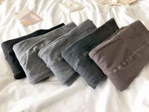 Gros plan montrant la texture côtelée en coton doux et les couleurs variées des leggings.