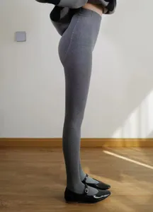 Dettaglio di leggings grigi a costine a vita alta con finitura opaca e micro compressione.