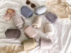 Vue détaillée de collants côtelés d'hiver dans diverses teintes neutres sur fond.