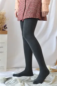 Vista detallada de medias de algodón forradas en gris oscuro, leggings de invierno cálidos.