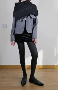 Dettaglio collant a coste spesse con vita alta e finitura opaca ideale per outfit invernali.